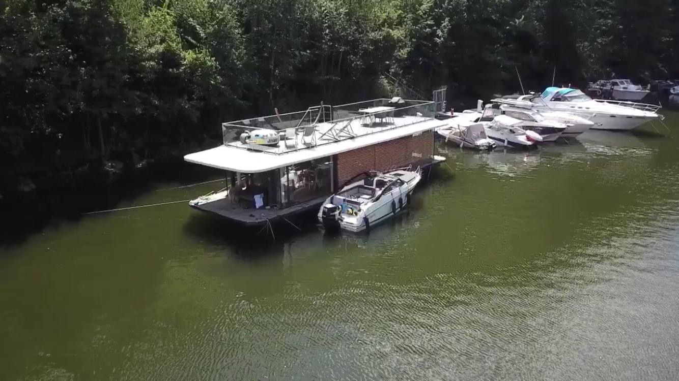 HOUSEBOAT, PRAGUE